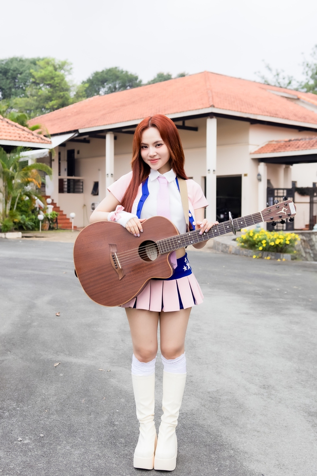 Ngô Lan Hương rủ rê dàn Em xinh đóng MV, Tuấn Trần mang mẹ đi bỏ - Ảnh 2.
