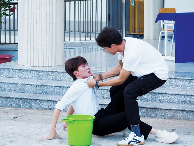 Có kẻ vào nhà vệ sinh đòi... lột đồ của bạn - Ảnh 1.
