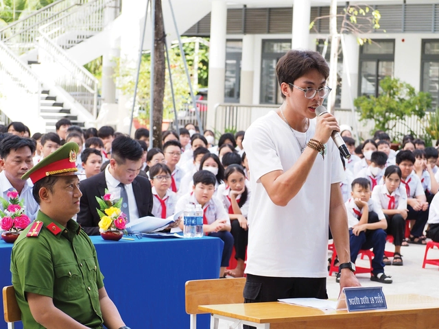 Có kẻ vào nhà vệ sinh đòi... lột đồ của bạn - Ảnh 3.