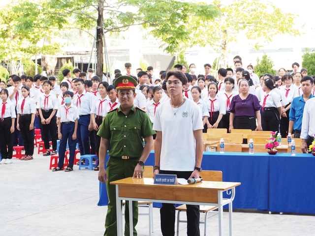 Có kẻ vào nhà vệ sinh đòi...lột đồ của bạn - Ảnh 6.