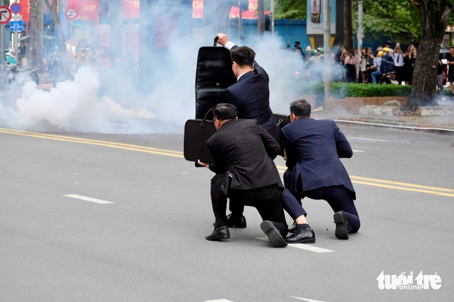 Vietnam’s police rehearse major security showcase in downtown Ho Chi Minh City - Ảnh 4.