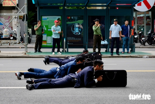 Vietnam’s police rehearse major security showcase in downtown Ho Chi Minh City - Ảnh 6.