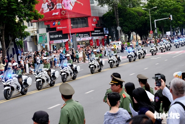 Vietnam’s police rehearse major security showcase in downtown Ho Chi Minh City - Ảnh 8.