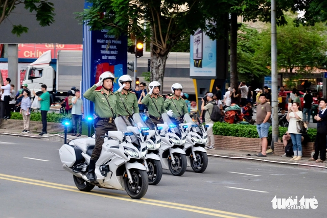 Vietnam’s police rehearse major security showcase in downtown Ho Chi Minh City - Ảnh 9.