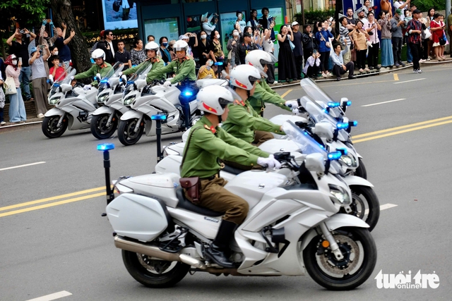Vietnam’s police rehearse major security showcase in downtown Ho Chi Minh City - Ảnh 10.