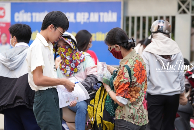 Hôm nay 5-6, thí sinh thi tuyển sinh lớp 10 ở TP.HCM nghe phổ biến quy chế thi  - Ảnh 3.