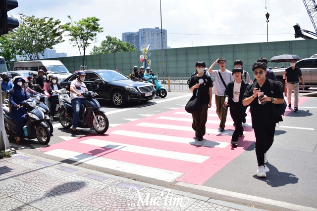 TP.HCM có đèn cảnh báo dưới đất cho người đi bộ- Ảnh 4.