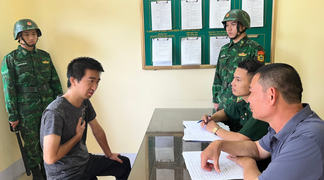Vietnam border guards detain Chinese tourist for using counterfeit currency
- Ảnh 1. Vietnam border guards detain Chinese tourist for using counterfeit currency
- Ảnh 1.