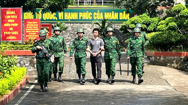 Vietnam border guards detain Chinese tourist for using counterfeit currency
- Ảnh 2. Vietnam border guards detain Chinese tourist for using counterfeit currency
- Ảnh 2.