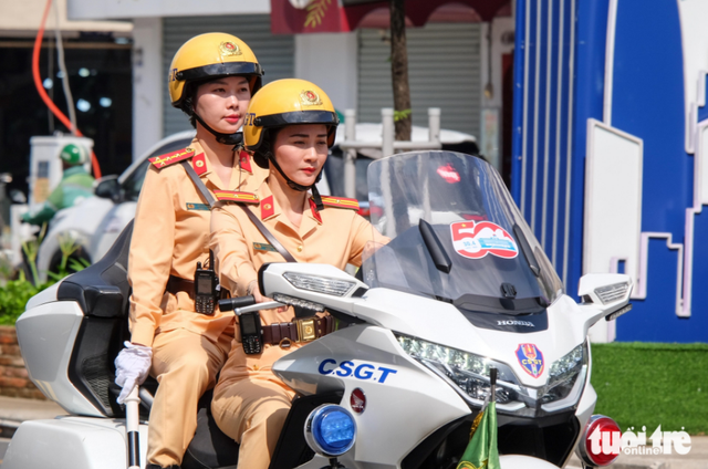 Residents in Ho Chi Minh City thrilled by female traffic police officers on motorcycle- Ảnh 1.
