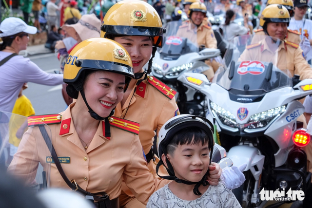 Residents in Ho Chi Minh City thrilled by female traffic police officers on motorcycle- Ảnh 3.