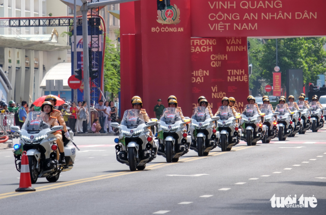 Residents in Ho Chi Minh City thrilled by female traffic police officers on motorcycle- Ảnh 4.
