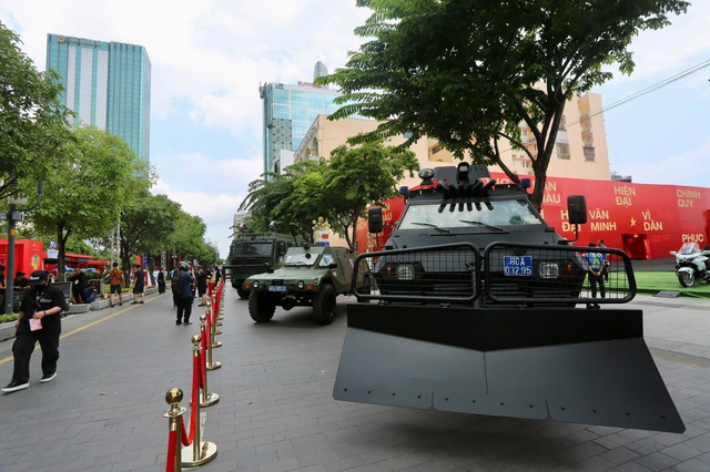 Vietnam police unveil modern combat vehicles, weapons at downtown Ho Chi Minh City exhibit- Ảnh 12. Vietnam police unveil modern combat vehicles, weapons at downtown Ho Chi Minh City exhibit- Ảnh 12.
