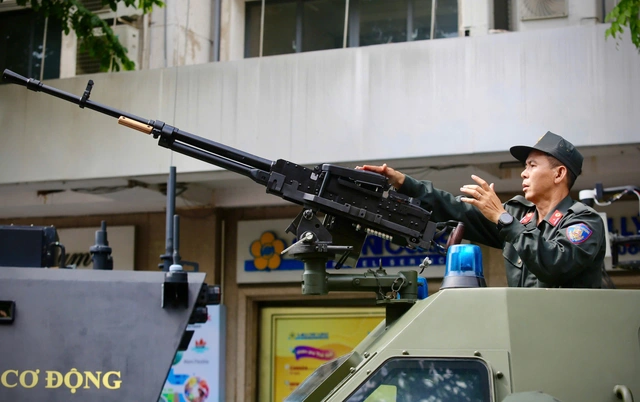 Vietnam police unveil modern combat vehicles, weapons at downtown Ho Chi Minh City exhibit- Ảnh 4. Vietnam police unveil modern combat vehicles, weapons at downtown Ho Chi Minh City exhibit- Ảnh 4.
