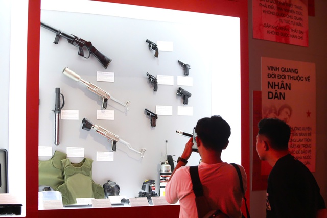 Vietnam police unveil modern combat vehicles, weapons at downtown Ho Chi Minh City exhibit- Ảnh 14. Vietnam police unveil modern combat vehicles, weapons at downtown Ho Chi Minh City exhibit- Ảnh 14.