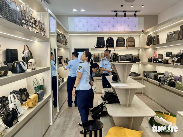 Luxury retail stores in Da Nang shutter after counterfeit goods inspection began- Ảnh 8. Luxury retail stores in Da Nang shutter after counterfeit goods inspection began- Ảnh 8.