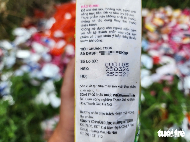 Thousands of dietary supplement boxes dumped on outskirts of Ho Chi Minh City - Ảnh 5.