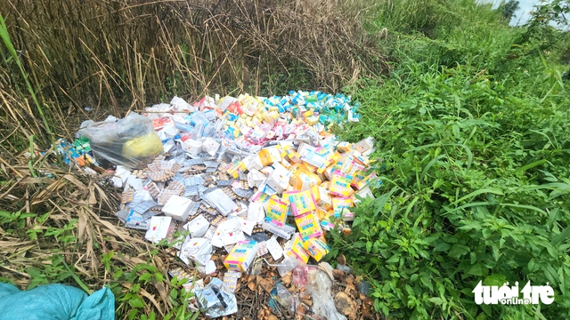 Thousands of dietary supplement boxes dumped on outskirts of Ho Chi Minh City - Ảnh 2.