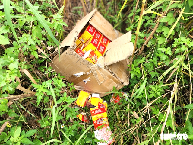 Thousands of dietary supplement boxes dumped on outskirts of Ho Chi Minh City - Ảnh 3.