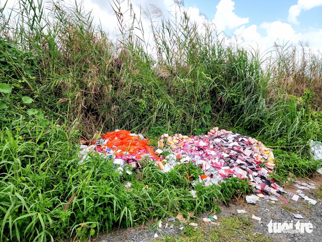 Thousands of dietary supplement boxes dumped on outskirts of Ho Chi Minh City - Ảnh 4.