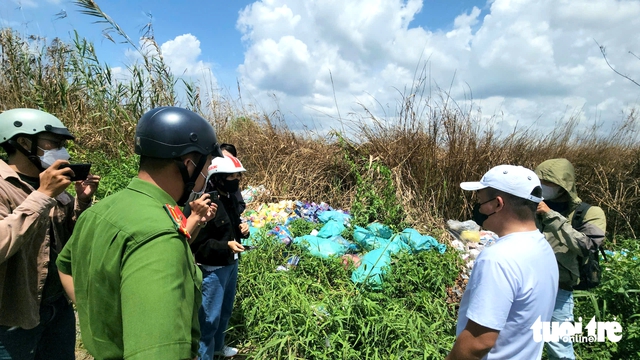 Thousands of dietary supplement boxes dumped on outskirts of Ho Chi Minh City - Ảnh 8.