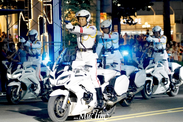 Nhiều bạn trẻ đứng dưới mưa xem chiến sĩ công an biểu diễn võ thuật, trấn áp tội phạm- Ảnh 2.