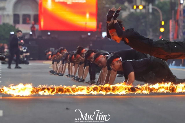 Nhiều bạn trẻ đứng dưới mưa xem chiến sĩ công an biểu diễn võ thuật, trấn áp tội phạm- Ảnh 3.
