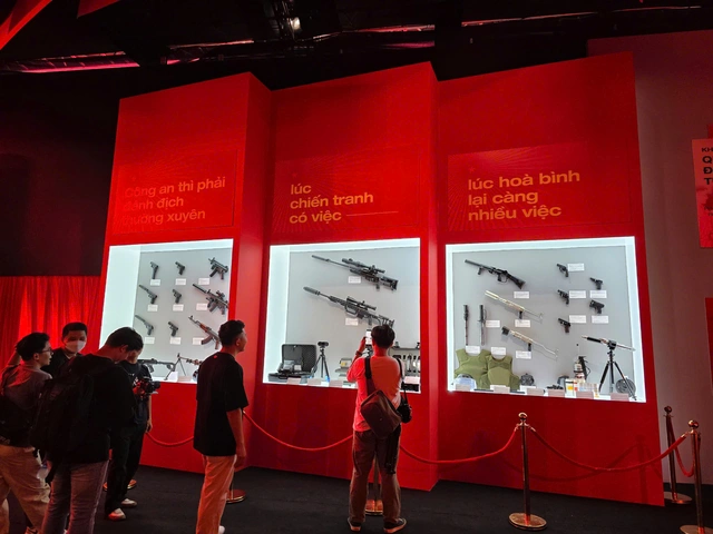Vietnam police unveil modern combat vehicles, weapons at downtown Ho Chi Minh City exhibit- Ảnh 5. Vietnam police unveil modern combat vehicles, weapons at downtown Ho Chi Minh City exhibit- Ảnh 5.