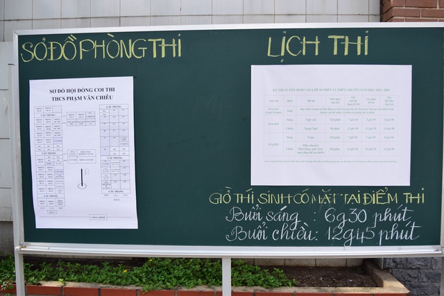 Gò Vấp: Phụ huynh đội nắng đợi con thi lớp 10 - Ảnh 4.