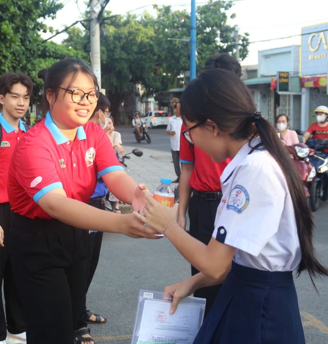 5.000 chiến sĩ Hoa phượng đỏ hỗ trợ thí sinh thi tuyển sinh lớp 10- Ảnh 12.