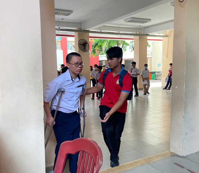 Thí sinh thi tuyển sinh lớp 10 ngất xỉu, quên giấy tờ được hỗ trợ kịp thời- Ảnh 2.