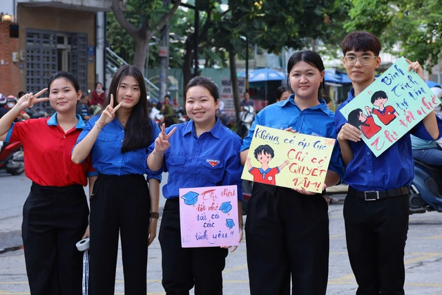 5.000 chiến sĩ Hoa phượng đỏ hỗ trợ thí sinh thi tuyển sinh lớp 10- Ảnh 9.