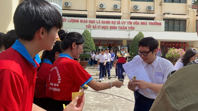 Thí sinh thi tuyển sinh lớp 10 ngất xỉu, quên giấy tờ được hỗ trợ kịp thời- Ảnh 3.