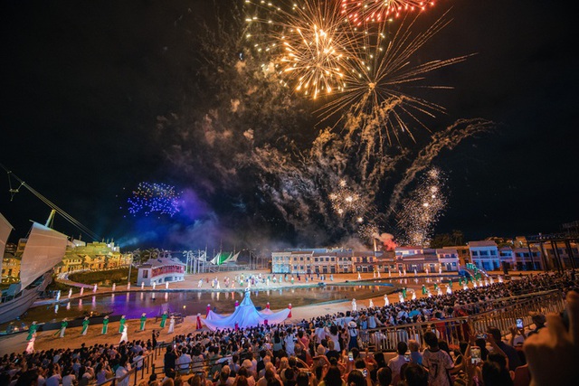 Drone light show, paragliding, fireworks kick off Hoi An summer travel season - Ảnh 1.