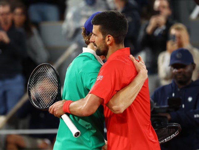 Ruthless Sinner downs Djokovic to reach maiden French Open final - Ảnh 3.