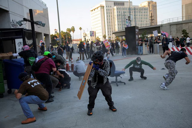 Riot police, anti-ICE protesters square off in Los Angeles after raids - Ảnh 2.