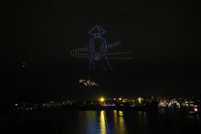 Drone light show, paragliding, fireworks kick off Hoi An summer travel season - Ảnh 2.