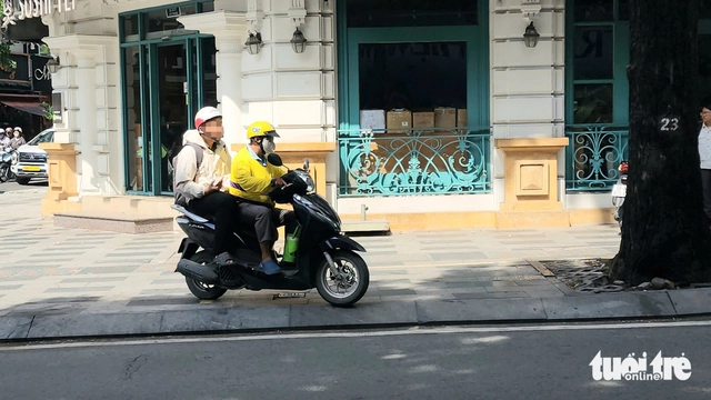 Motorcyclists continue to ride on sidewalks in HCMC despite looming penalties - Ảnh 7.