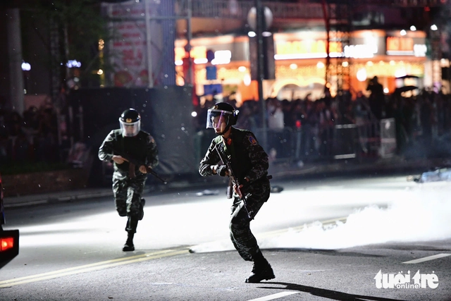 Martial arts, anti-terror drills wow crowds in downtown Ho Chi Minh City - Ảnh 7.