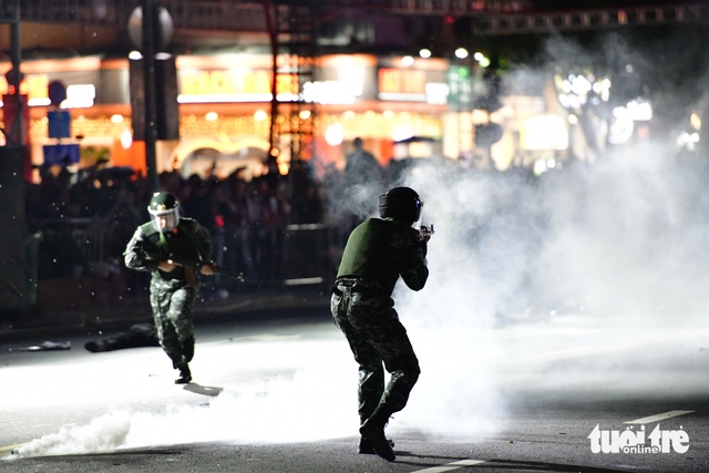 Martial arts, anti-terror drills wow crowds in downtown Ho Chi Minh City - Ảnh 8.