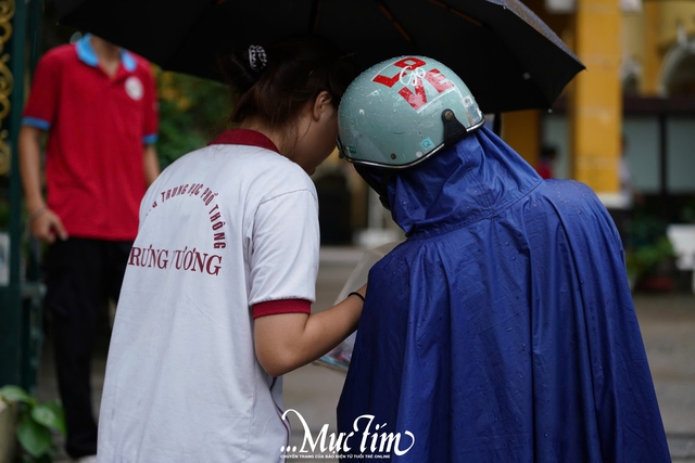 Chiều 7-6, thí sinh TP.HCM đội mưa đi thi môn chuyên- Ảnh 6.