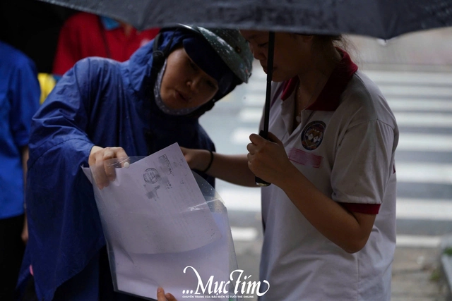 Chiều 7-6, thí sinh TP.HCM đội mưa đi thi môn chuyên- Ảnh 7.