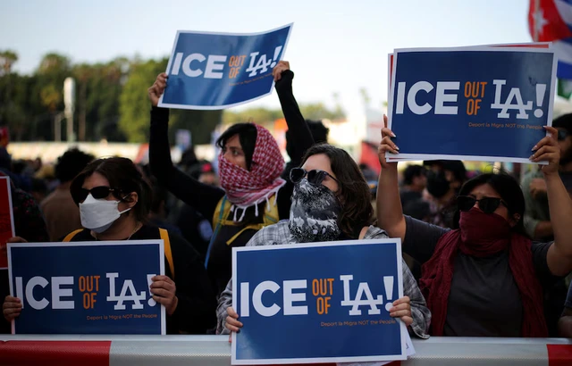 Riot police, anti-ICE protesters square off in Los Angeles after raids - Ảnh 5.