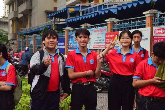 Thi vào lớp 10 tại TP.HCM sáng nay, phụ huynh nói gì?- Ảnh 5.