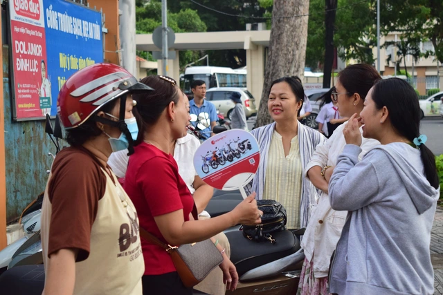 Thi vào lớp 10 tại TP.HCM sáng nay, phụ huynh nói gì?- Ảnh 2.