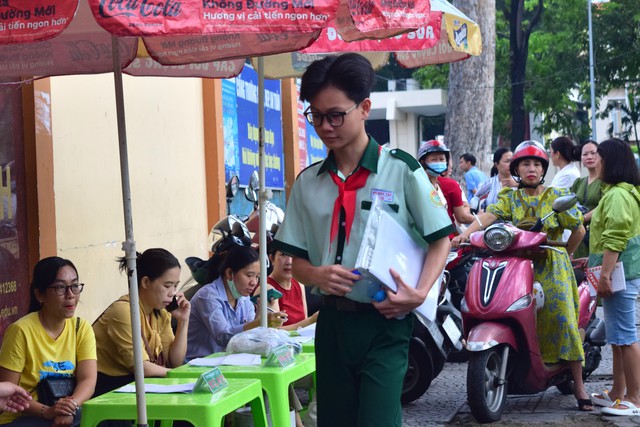 Thi vào lớp 10 tại TP.HCM sáng nay, phụ huynh nói gì?- Ảnh 1.