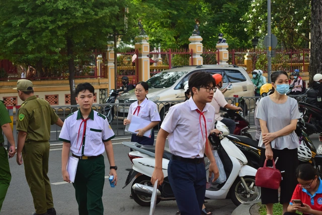 Thi vào lớp 10 tại TP.HCM sáng nay, phụ huynh nói gì?- Ảnh 3.
