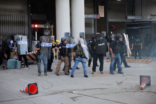 Riot police, anti-ICE protesters square off in Los Angeles after raids - Ảnh 4.