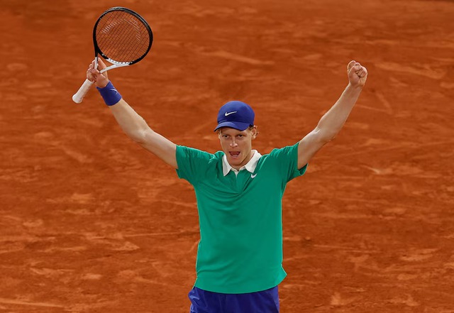 Ruthless Sinner downs Djokovic to reach maiden French Open final - Ảnh 1.