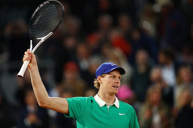 Ruthless Sinner downs Djokovic to reach maiden French Open final - Ảnh 4.